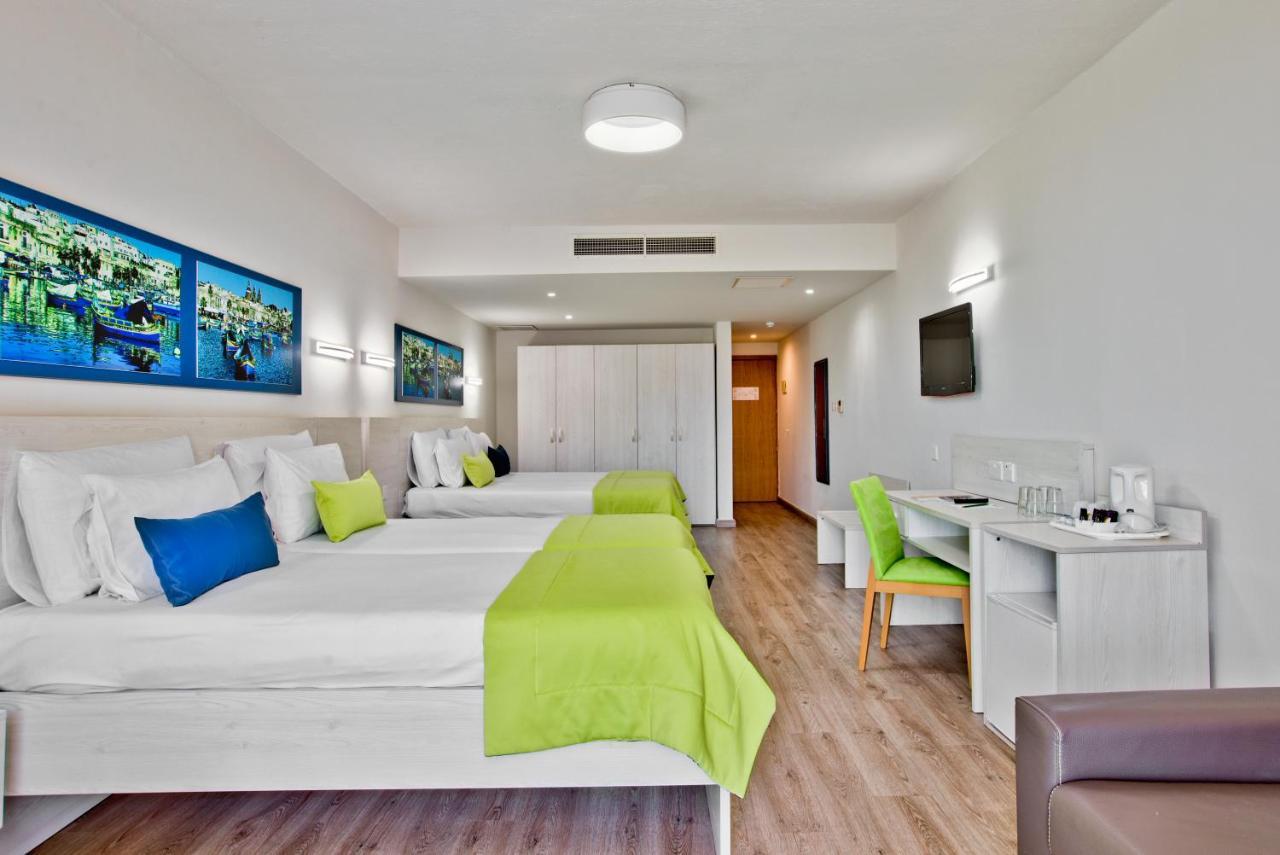 Family Room with Balcony,1028996488:JPEG