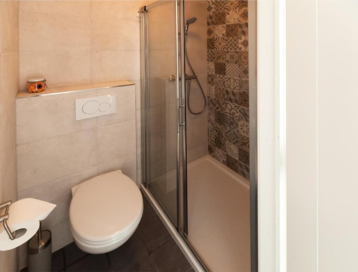 Economy Tweepersoonskamer met 2 Aparte Bedden en Eigen Badkamer