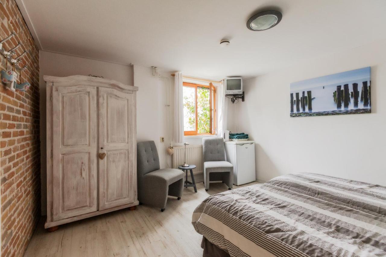 Comfort Tweepersoonskamer met 2 Aparte Bedden en Eigen Badkamer