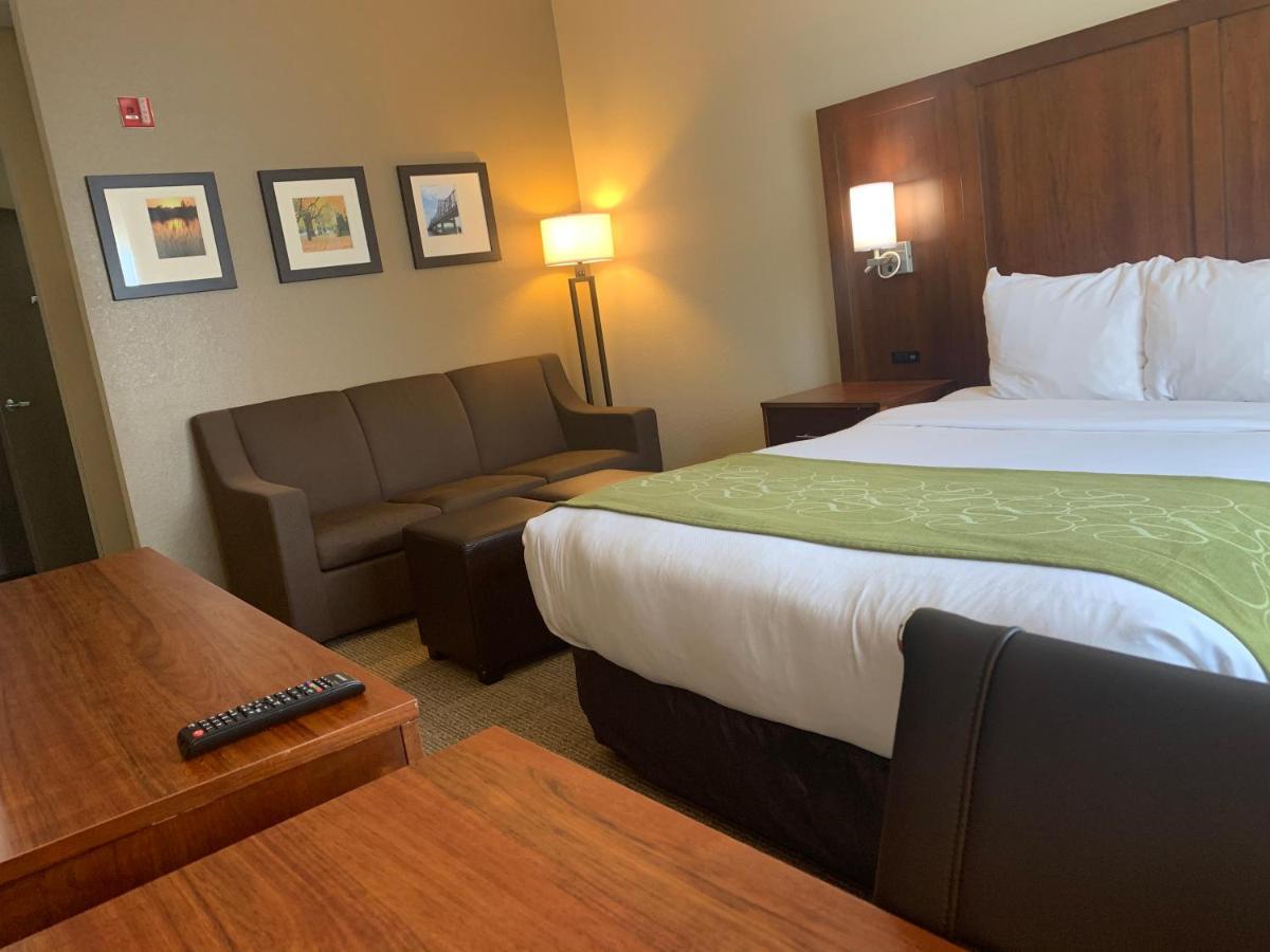 Queen Suite with Tub - Accessible/Non-Smoking,1084231939:JPEG