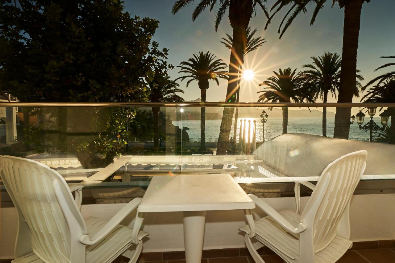Quarto com Cama de Casal ou 2 de Solteiro e Vista Lateral do Mar