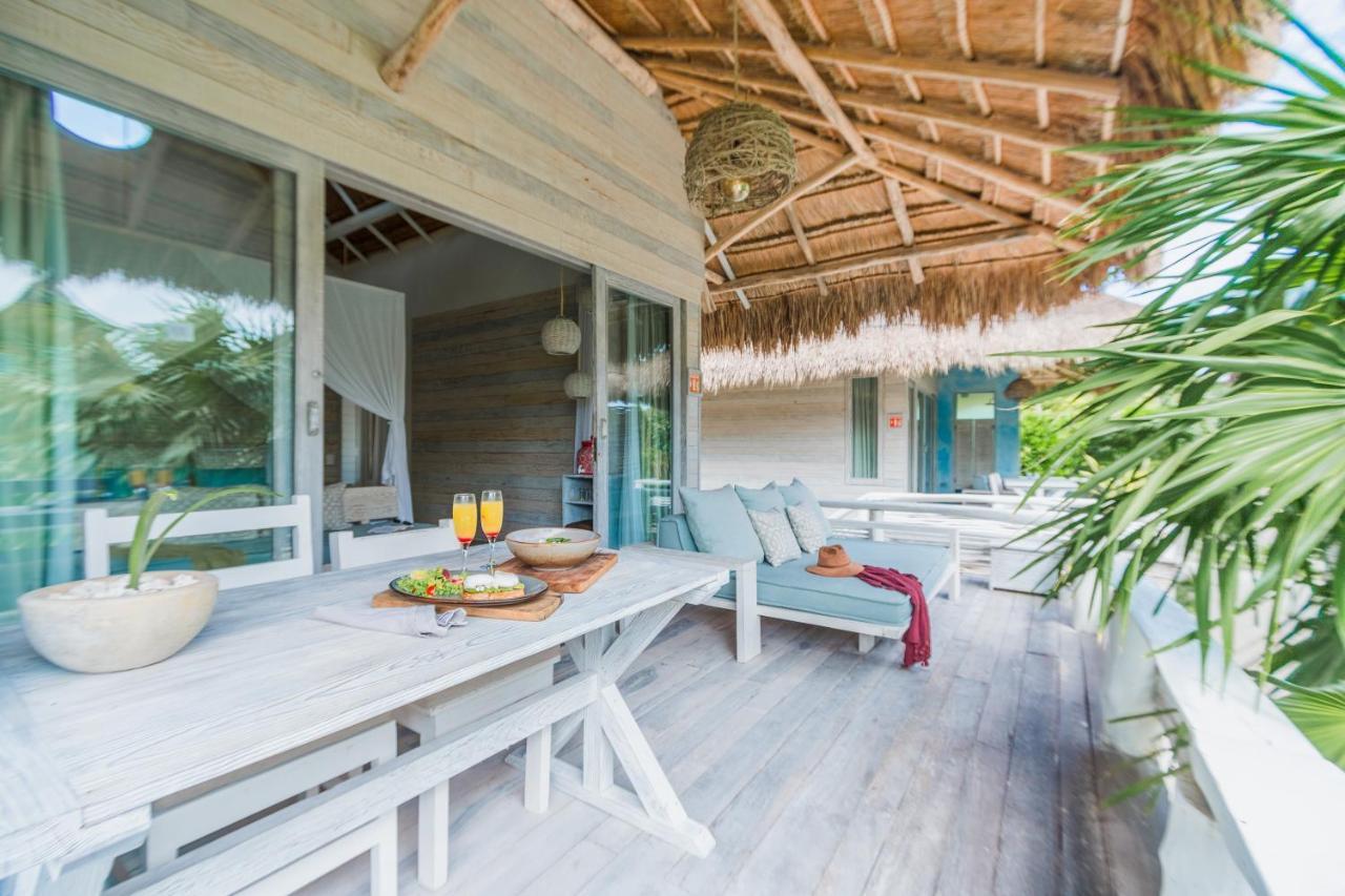 Suite con cama extragrande y vistas al jardín