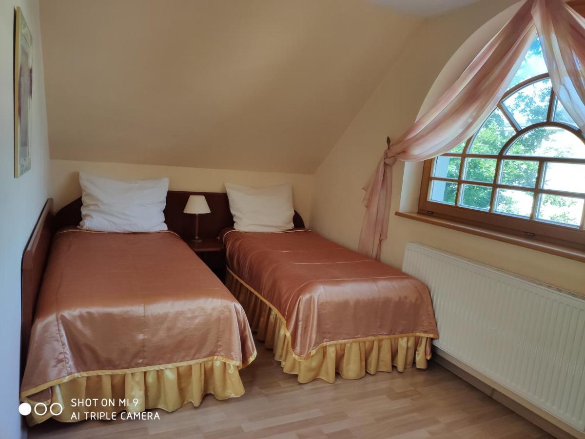 Dreibettzimmer mit Gartenblick