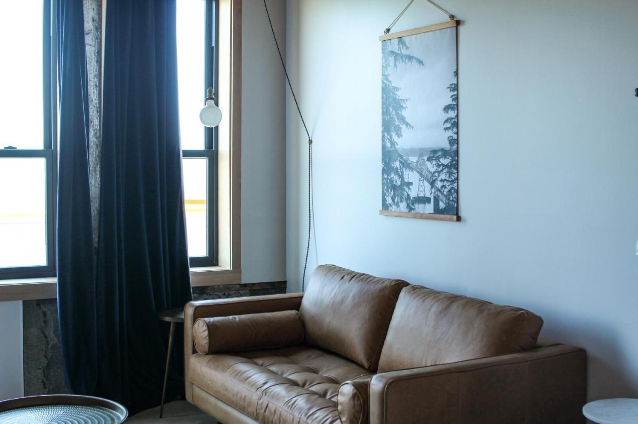 Deluxe Riverview King Studio