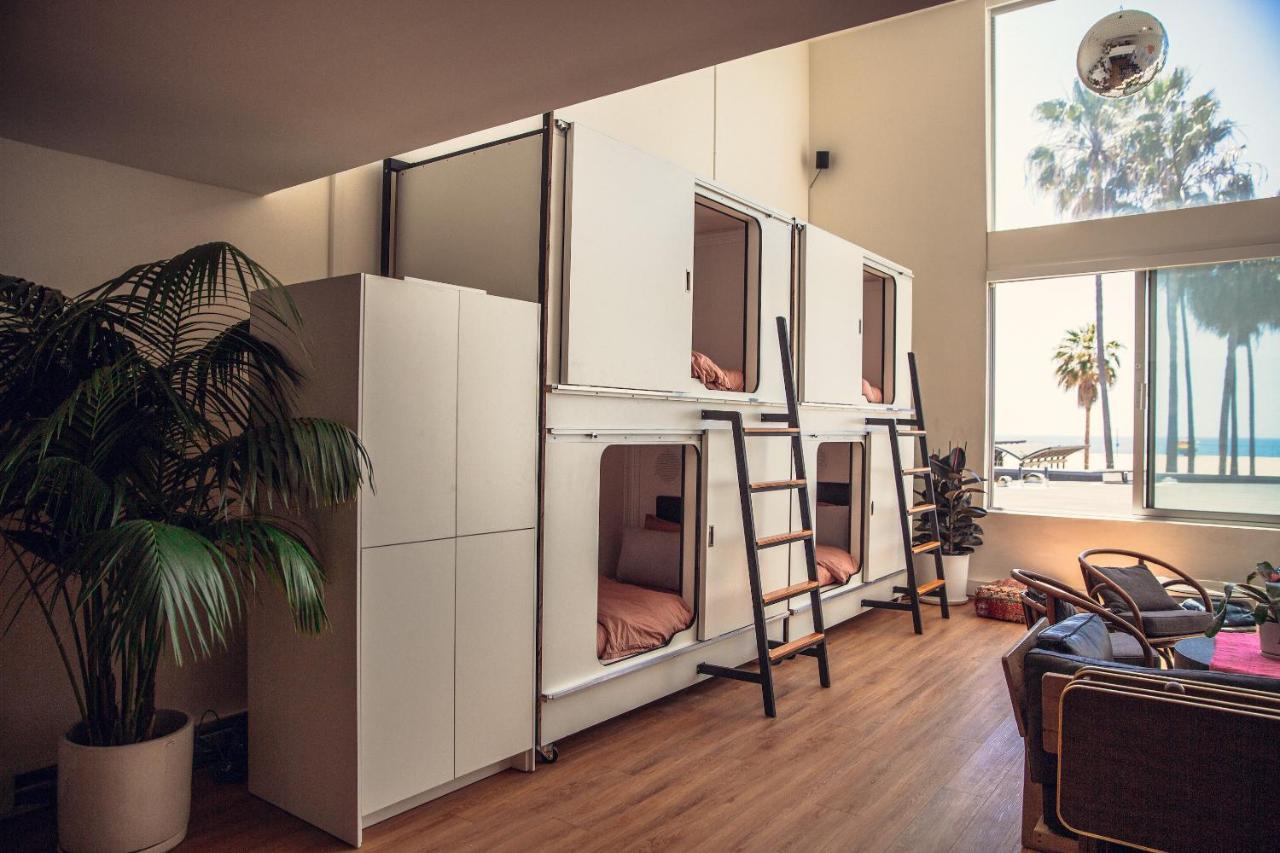 Lit Simple dans Dortoir Mixte