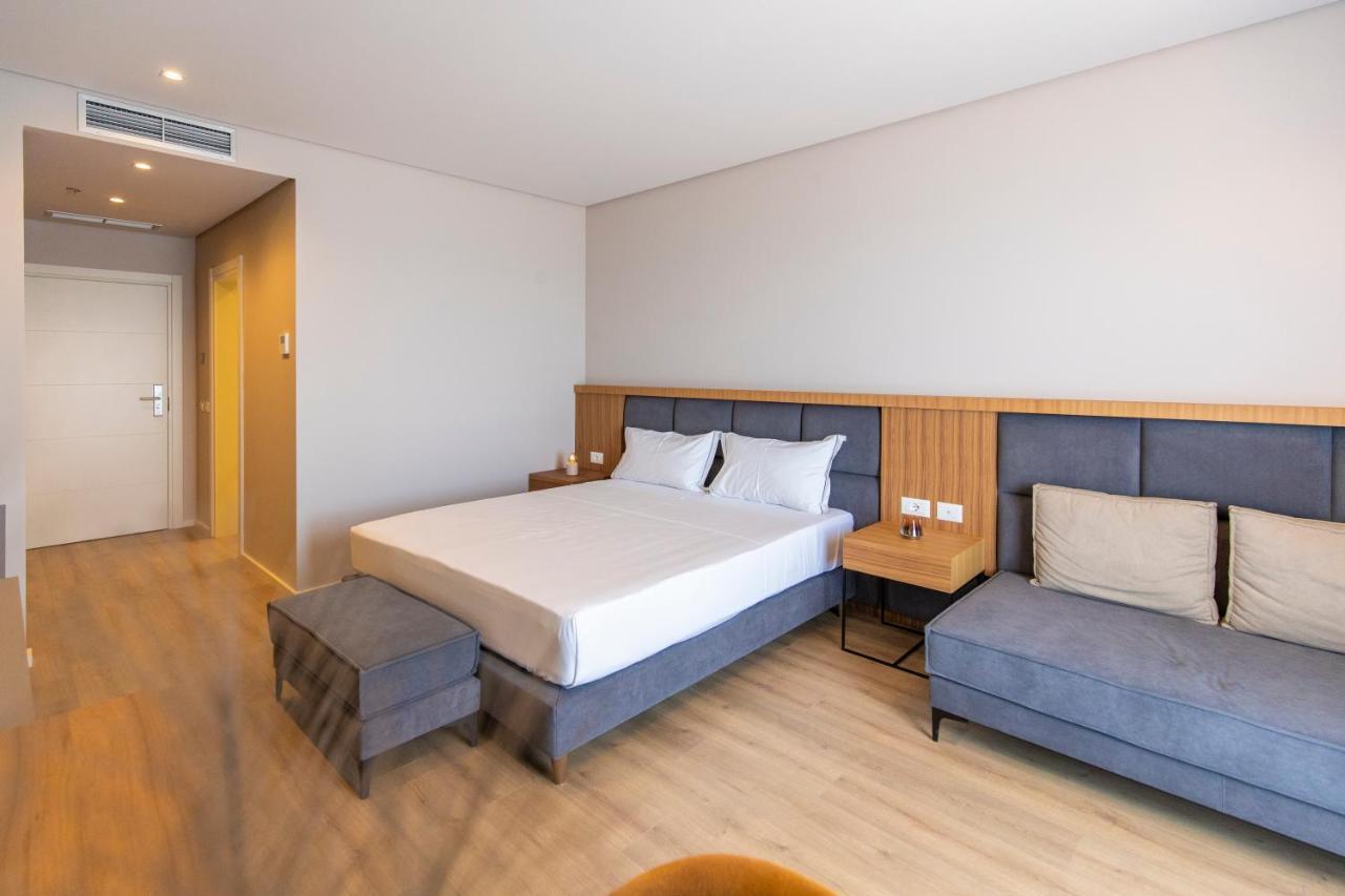 Zimmer mit Kingsize-Bett und Meerblick