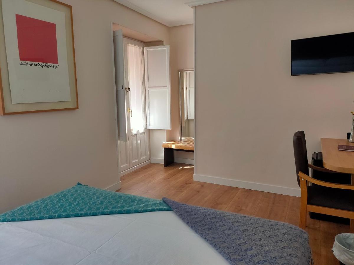 Habitación con cama extragrande y vistas al jardín