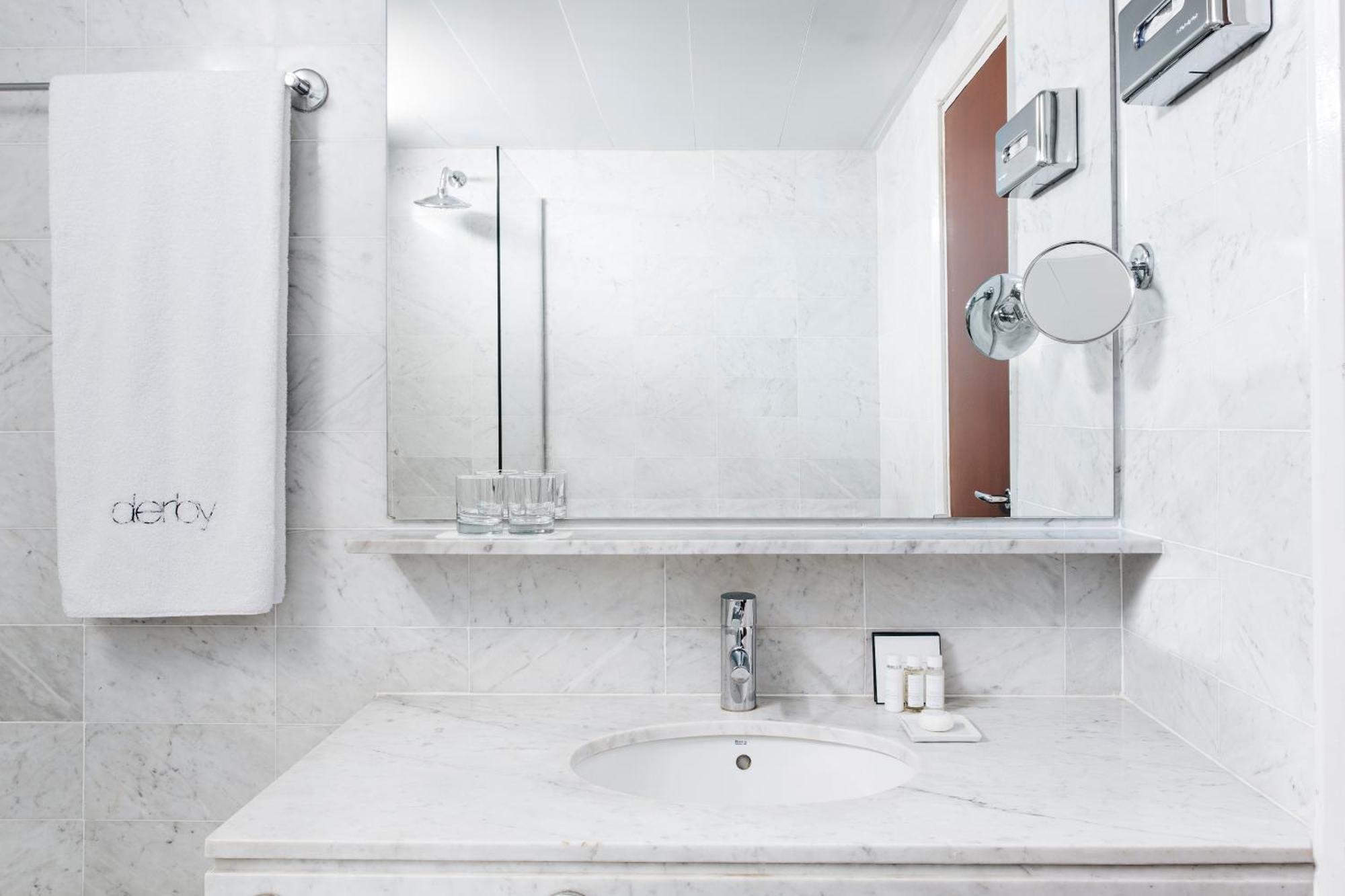 Family Room,1382277542:JPEG