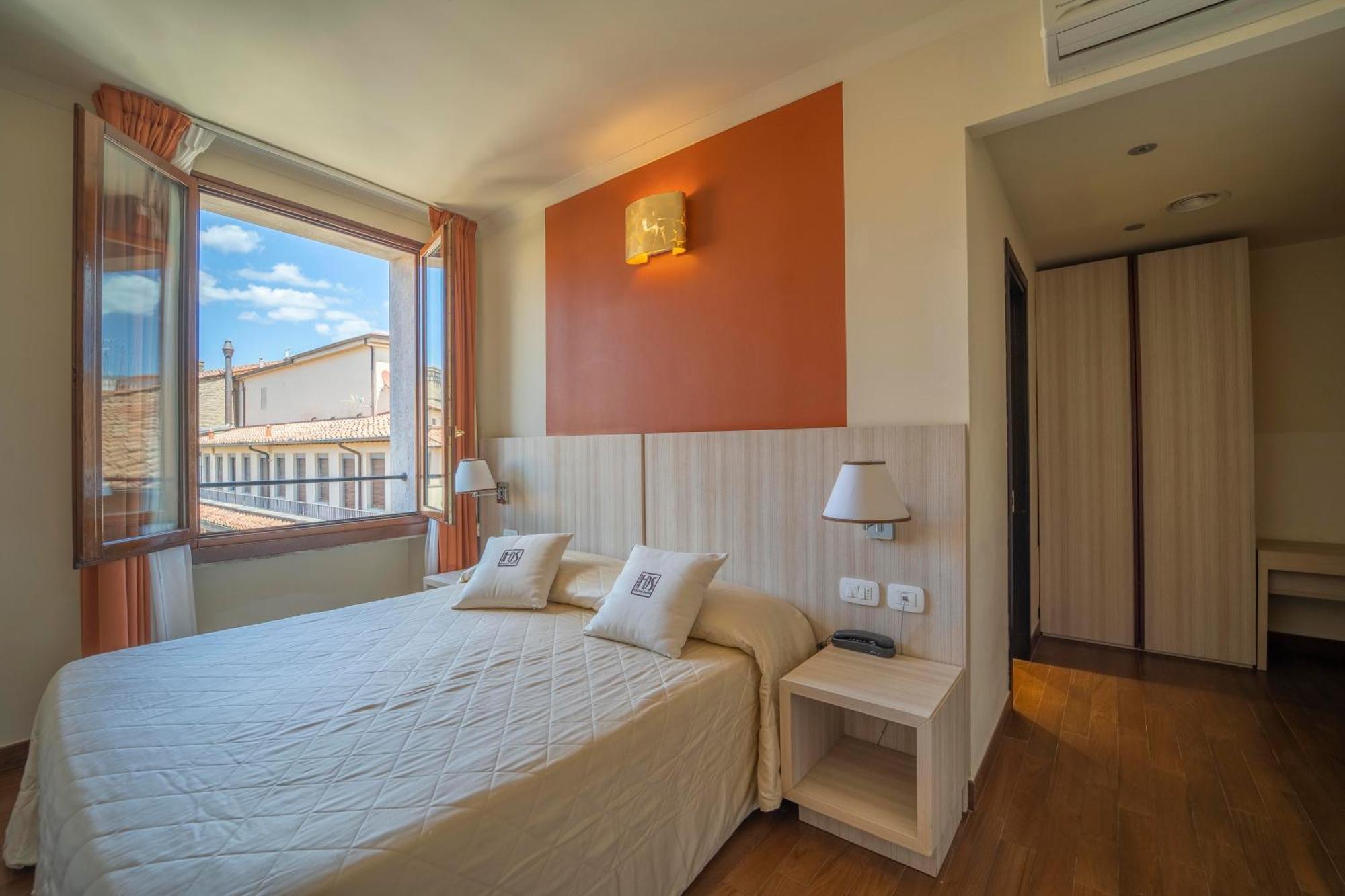 Quarto Clássico com Cama de Casal ou 2 de Solteiro
