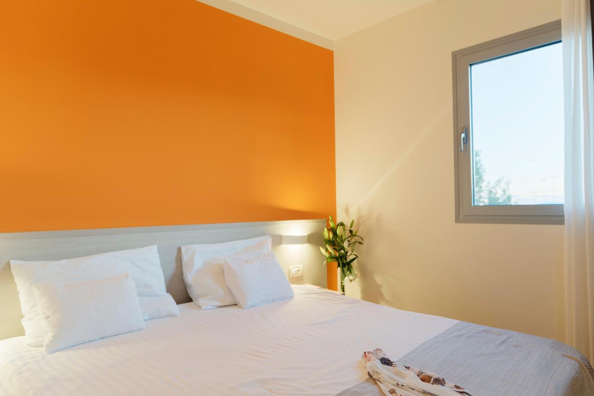 Chambre Double Supérieure avec Balcon - Vue Latérale sur Mer