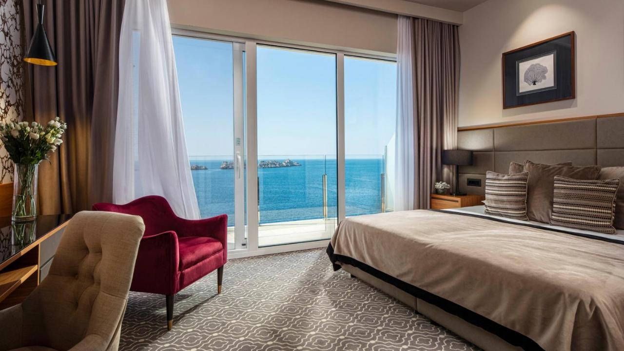 Luxuoso Quarto Duplo ou Twin com Varanda e Vista Mar