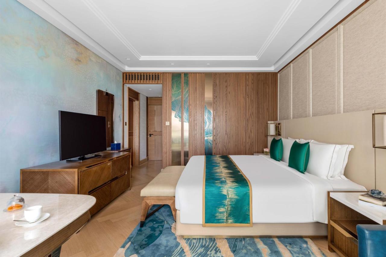 Zimmer Luxury Palm mit Kingsize-Bett und Meerblick