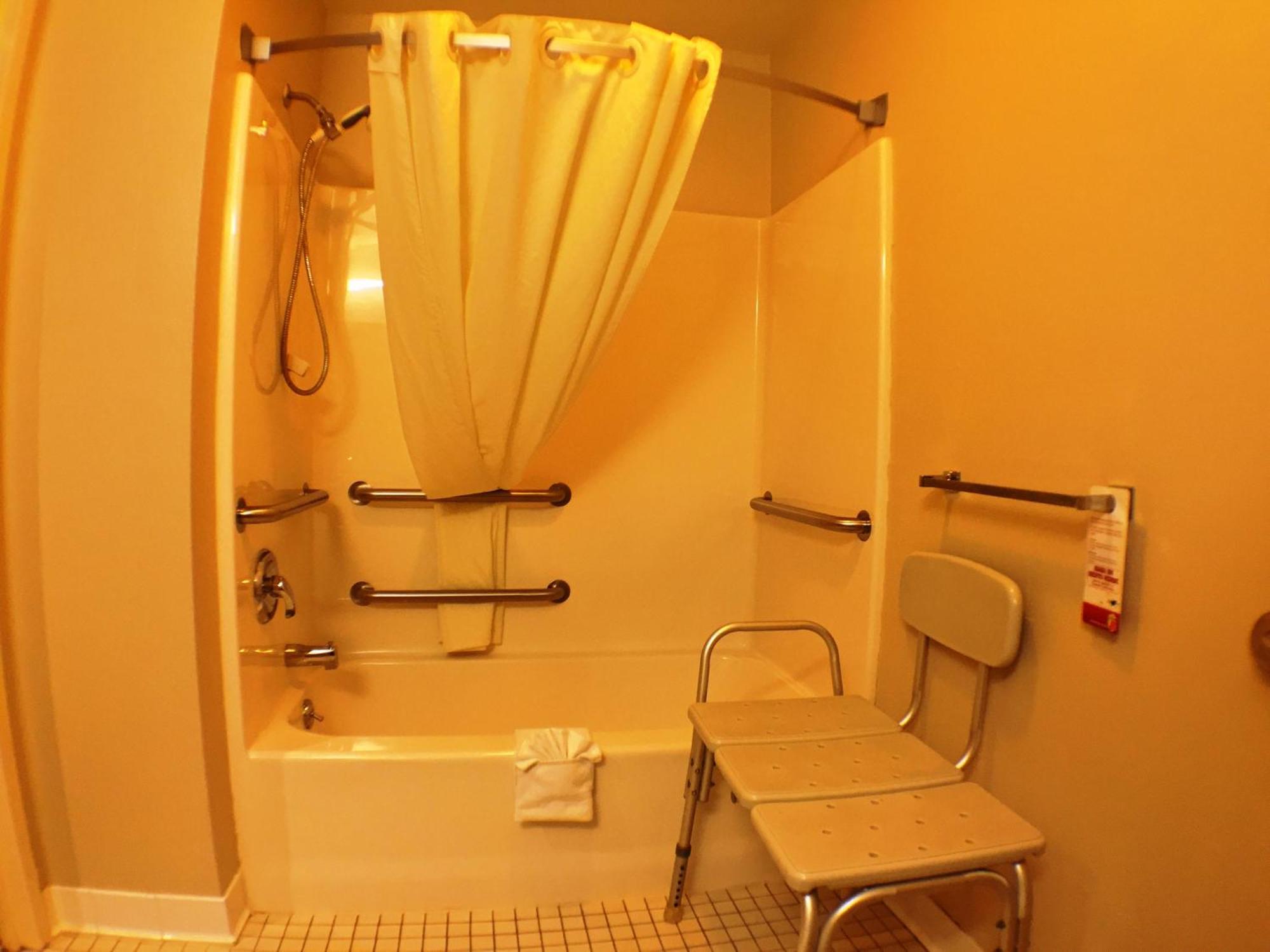 Double Room with Bath Tub - Mobility/Hearing Accessible - Non-Smoking