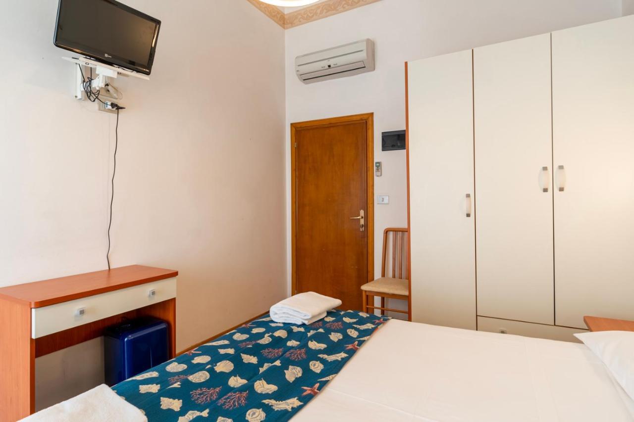 Chambre Triple - Vue Latérale sur Mer