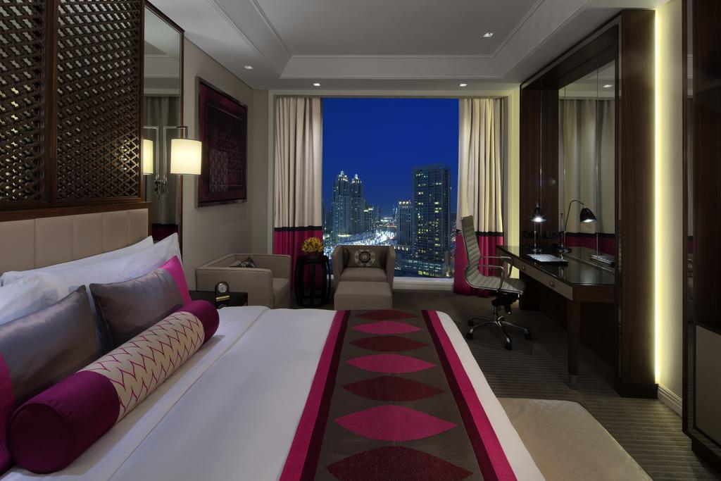 Quarto Luxo com Cama King-size e Vista da Cidade