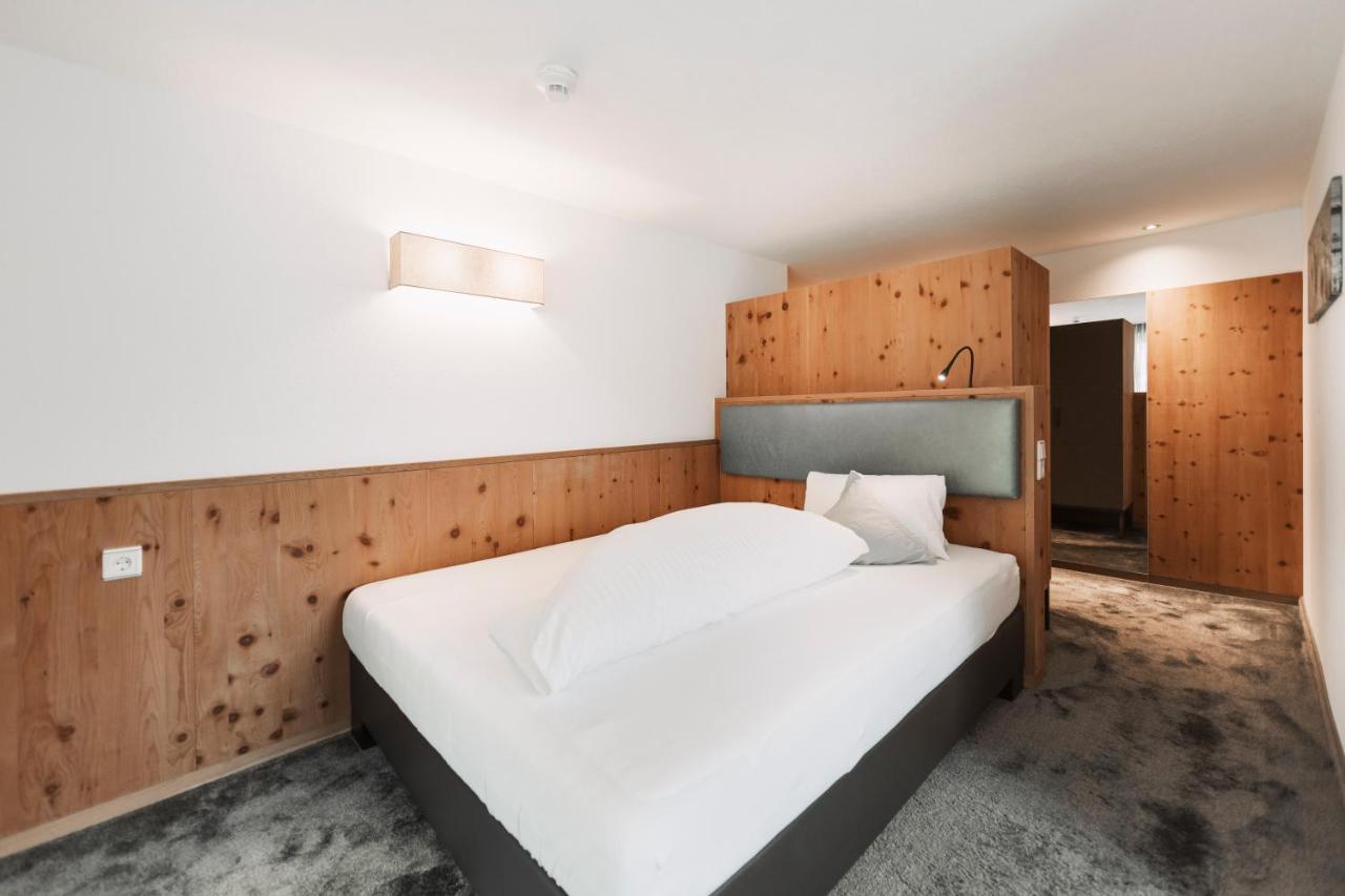 Single Room with Balcony,1268465005:JPEG