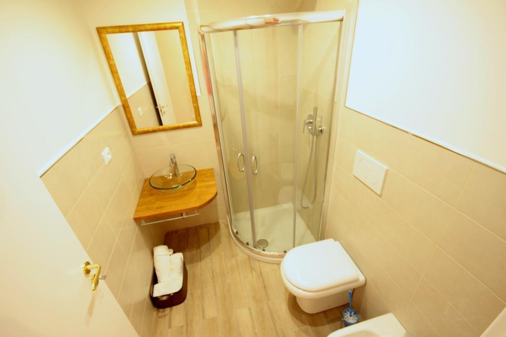 Twin Room Private External Bathroom,352865386:JPEG