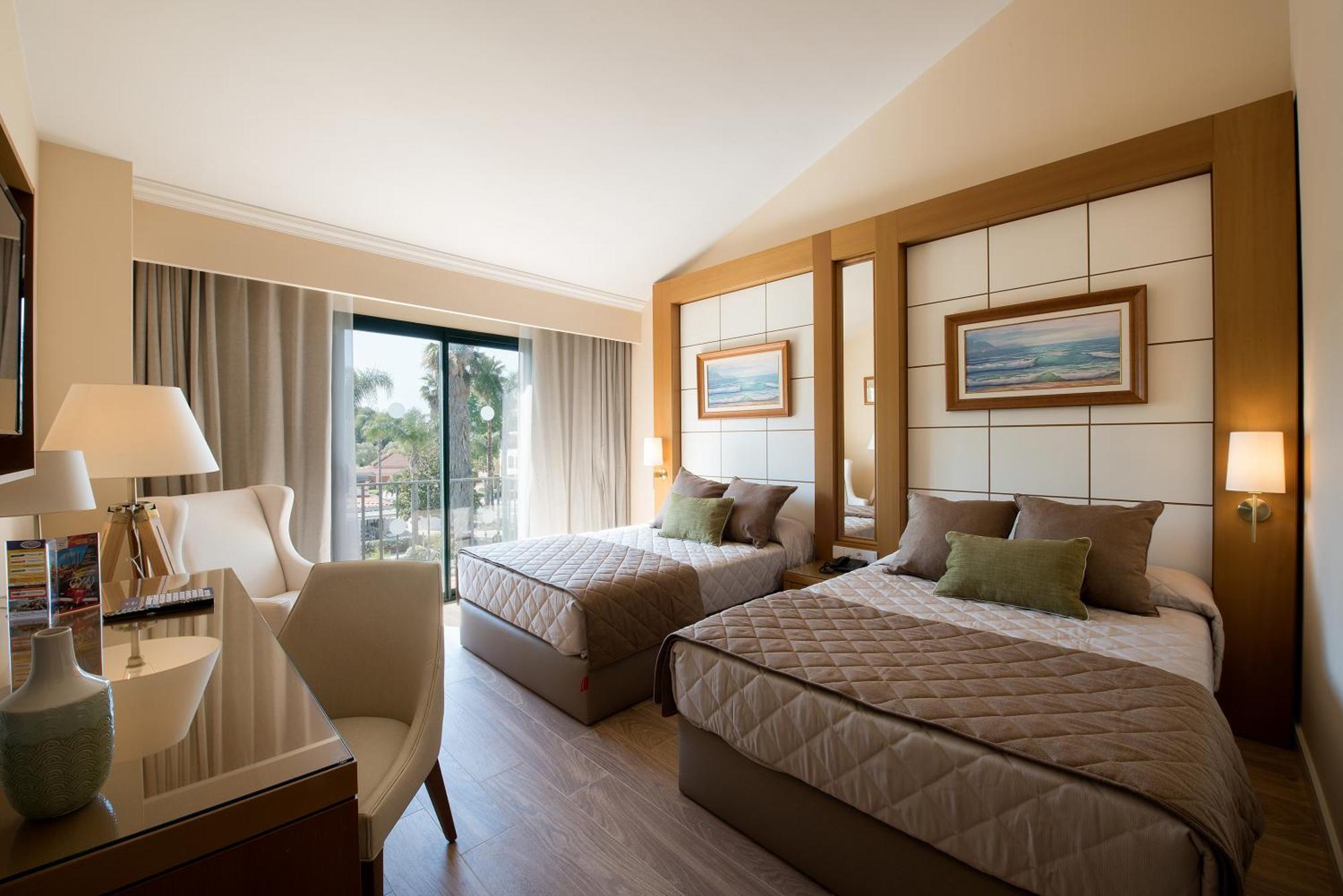 Standard Room with Access to PortAventura Park (2 Adults + 1 Child) + 1 access to Ferrari Land,1272903004:JPEG