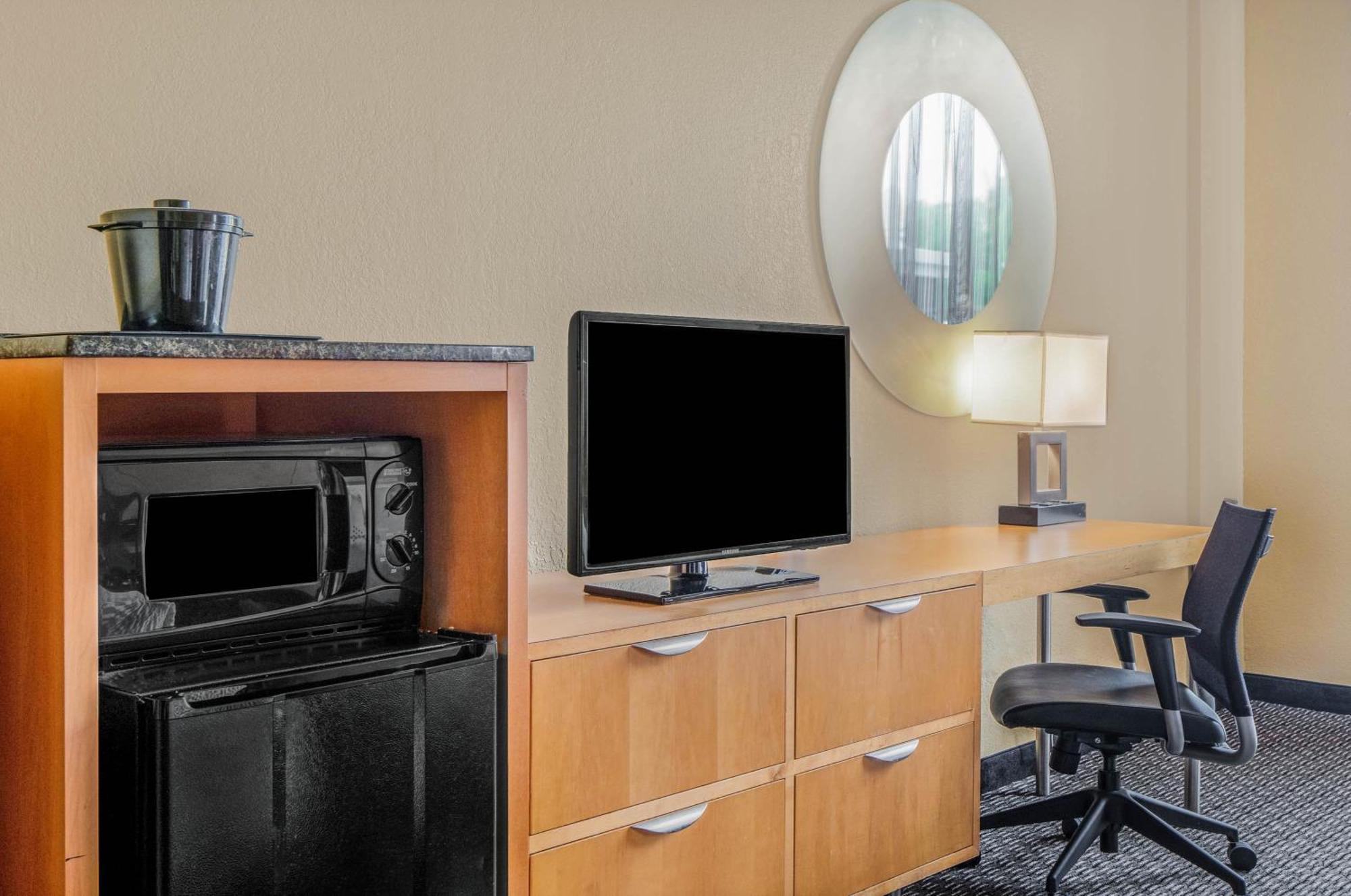 King Room with Mobility/Hearing Impaired Access - Non-Smoking