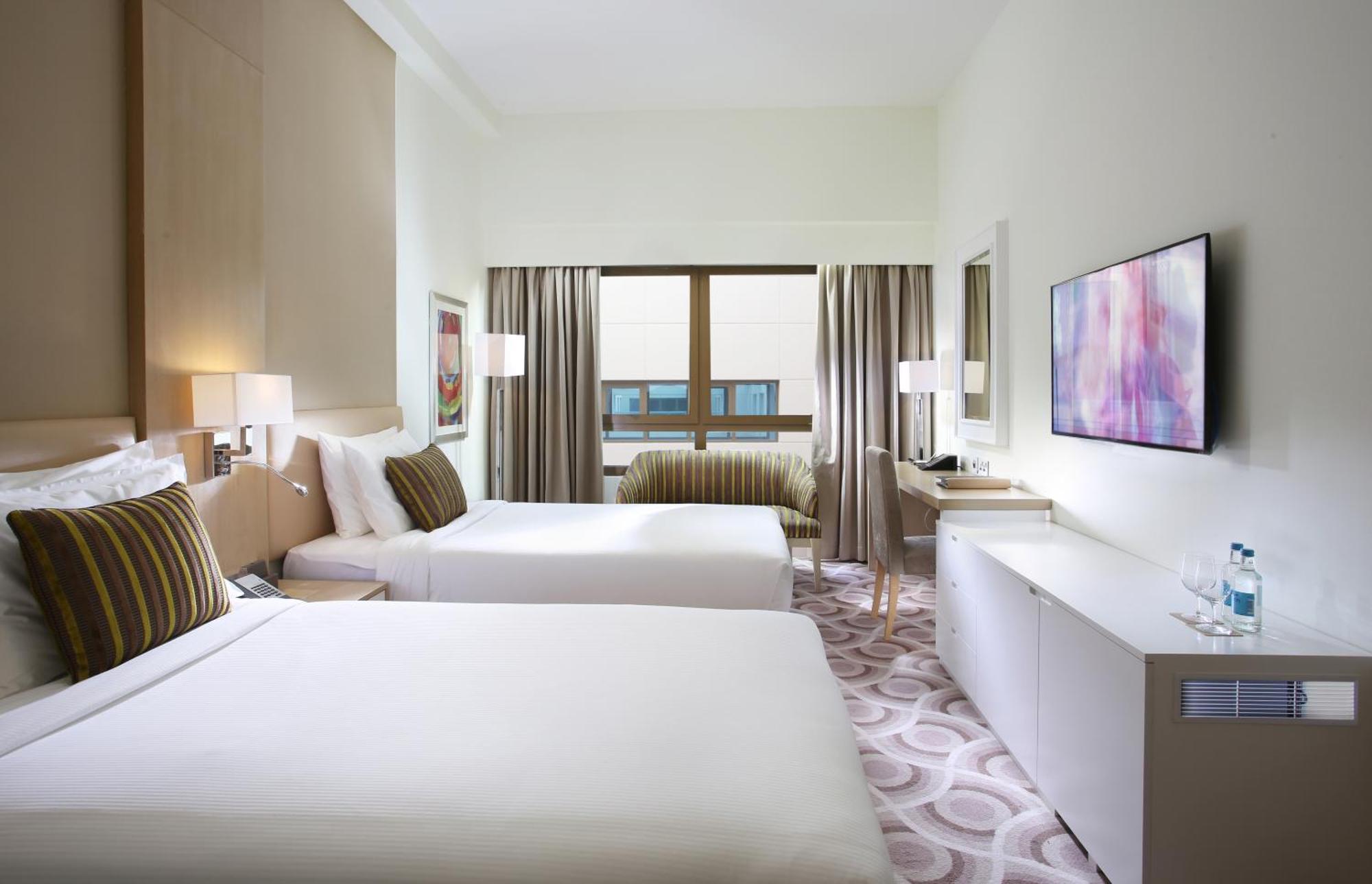 Guest Room - Complimentary Shuttle Bus to Beach & Mall of the Emirates