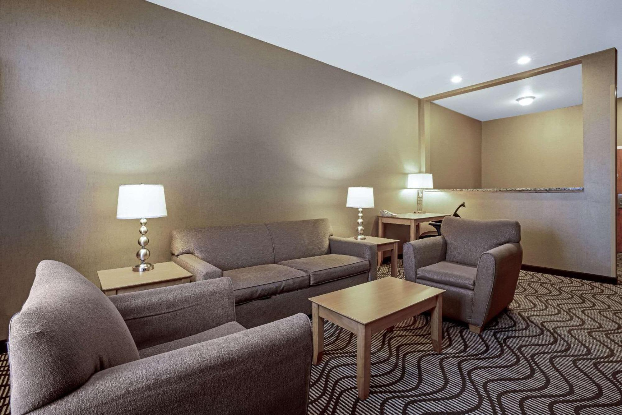 Deluxe One-Bedroom King Suite Non-Smoking