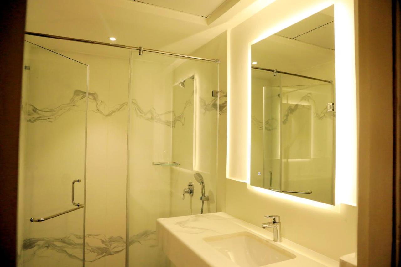 Executive Suite with 10% off on Food & Beverages with a-la-carte selection , 10% Off on Laundry service for upto 2 clothing item(s),1289147365:JPEG