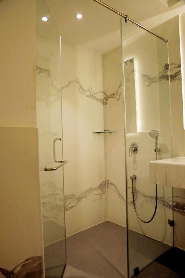 Business Room with 10% off on Food & Beverages with a-la-carte selection , 10% Off on Laundry service for upto 2 clothing item(s),1289456083:JPEG