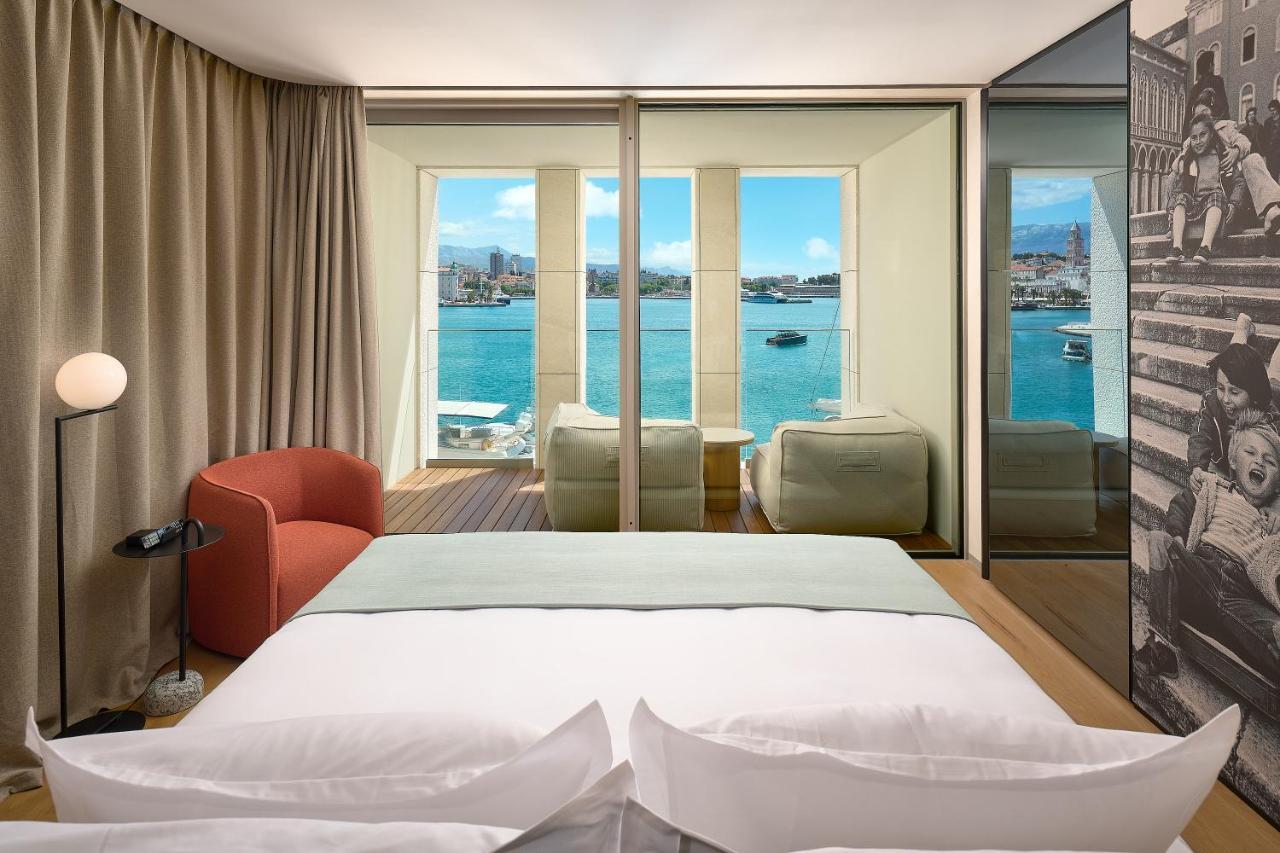 Habitación Premium con cama extragrande, balcón y vistas al mar