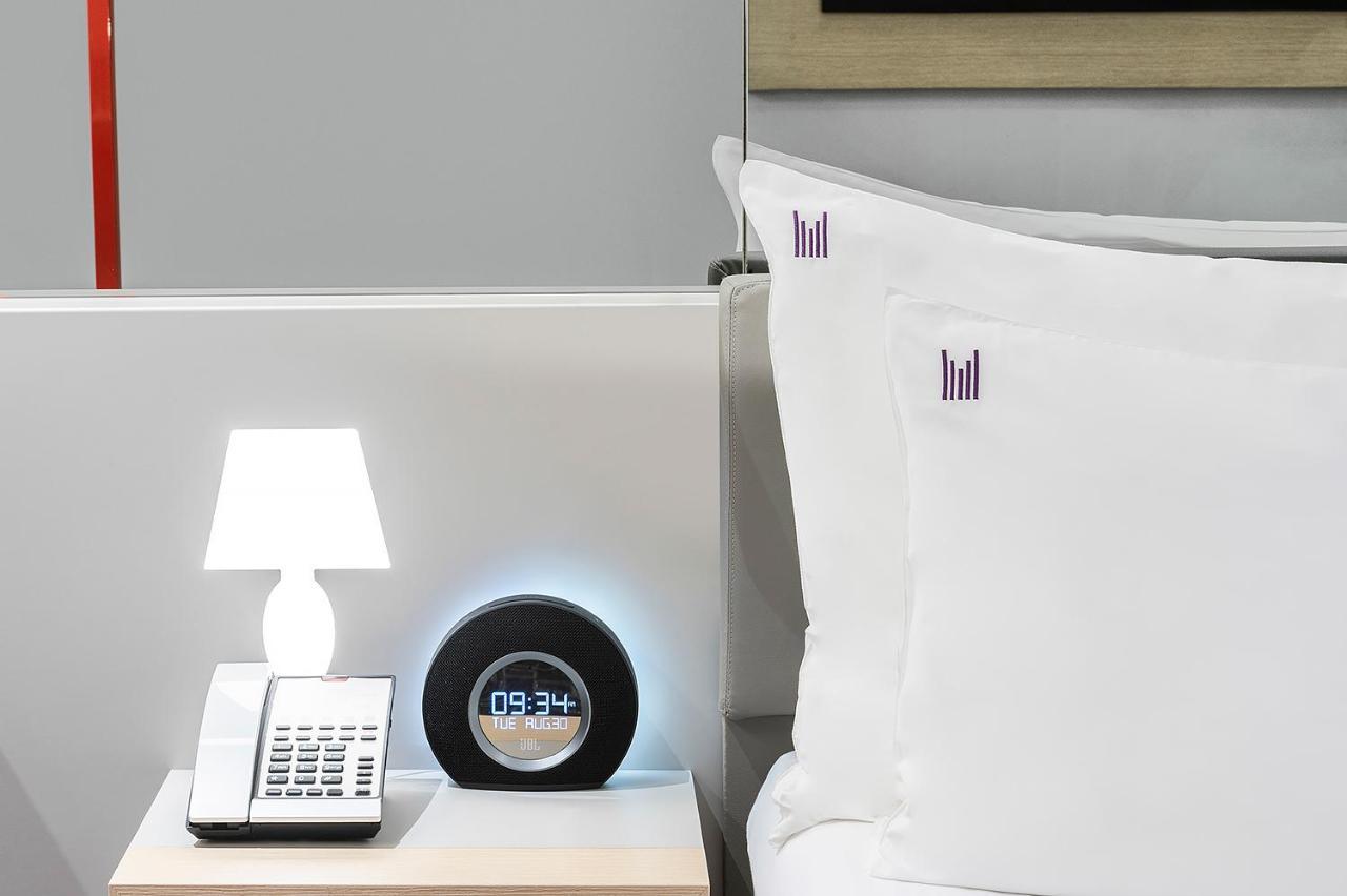 Urbanes Zimmer mit Kingsize-Bett