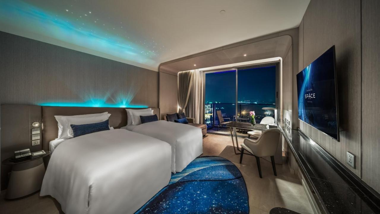 Space Deluxe Twin Room