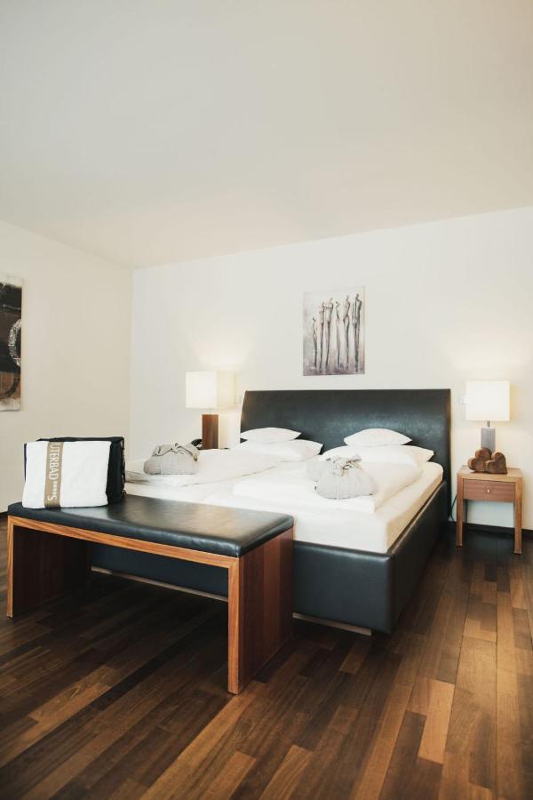 Zimmer mit Kingsize-Bett