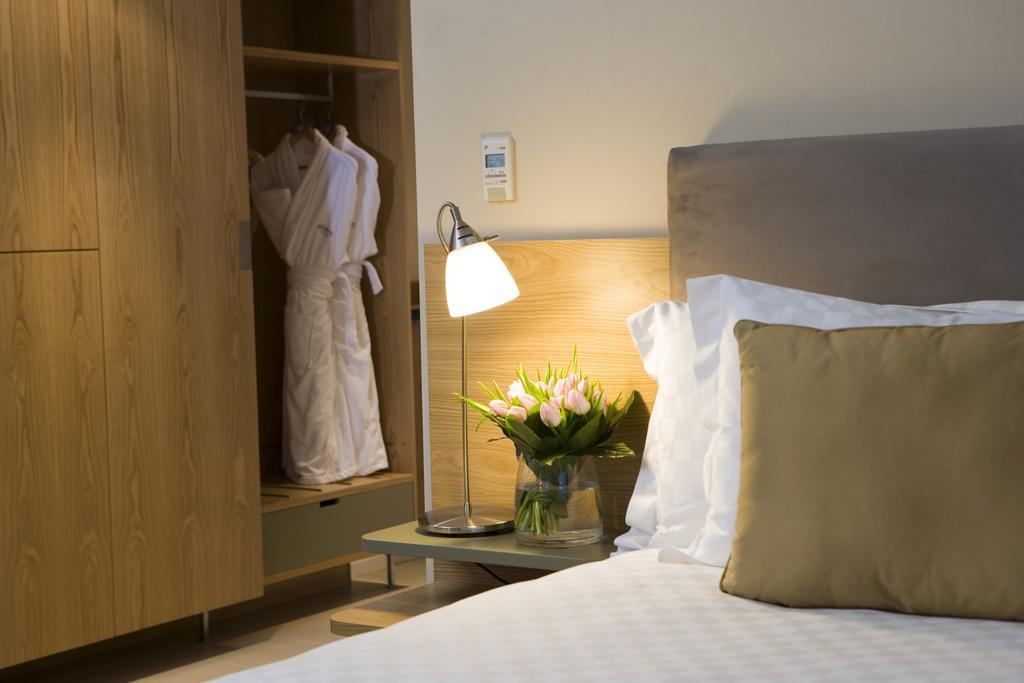 Classic Room 1 King Bed 1 Single Bed,394849794:JPEG