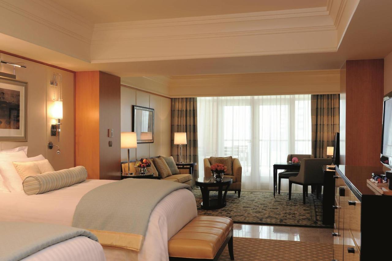 Junior Suite with Lounge Access, One King Bed, Non Smoking