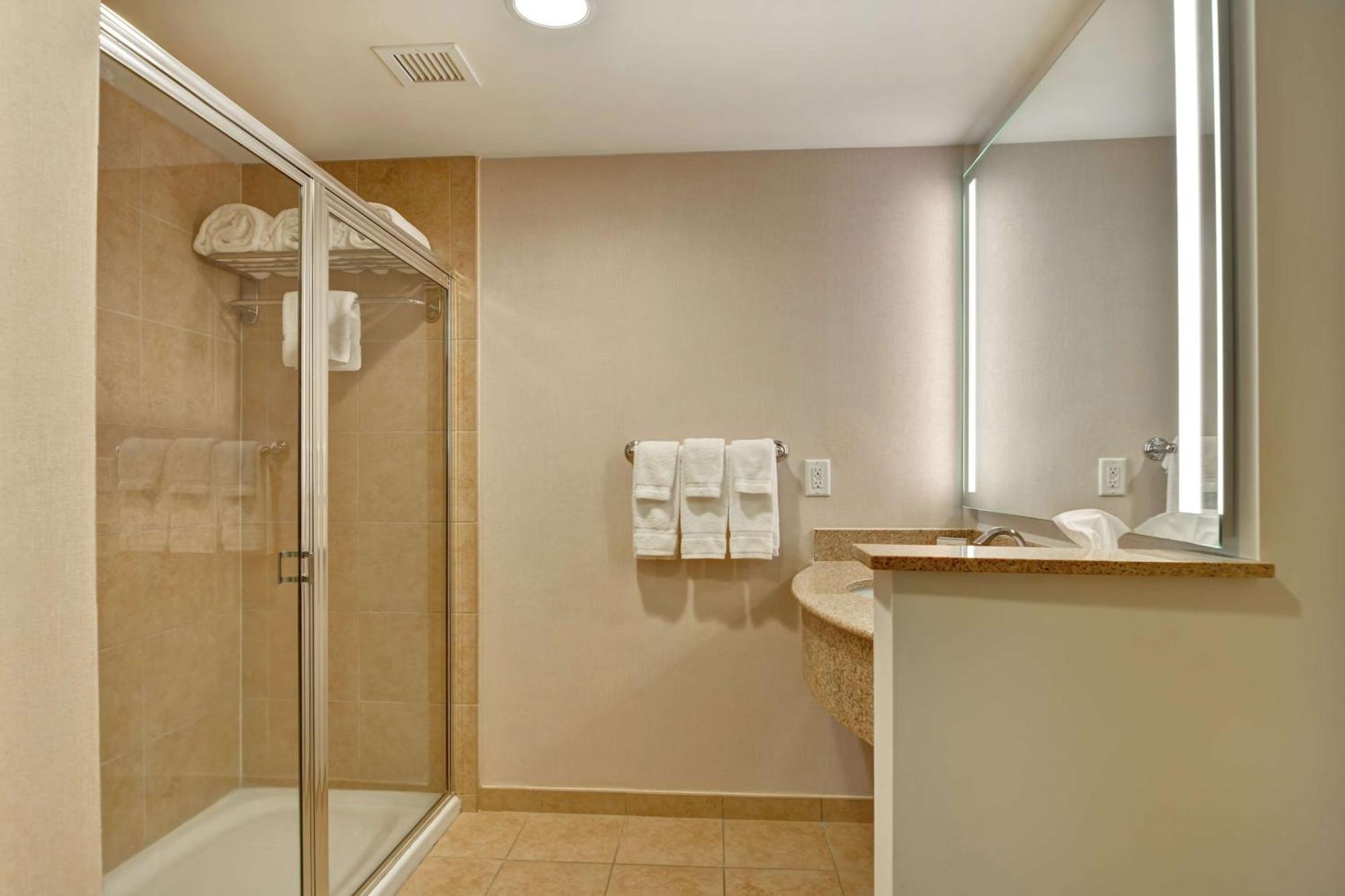 Suite King com 1 Quarto e Sofá-cama