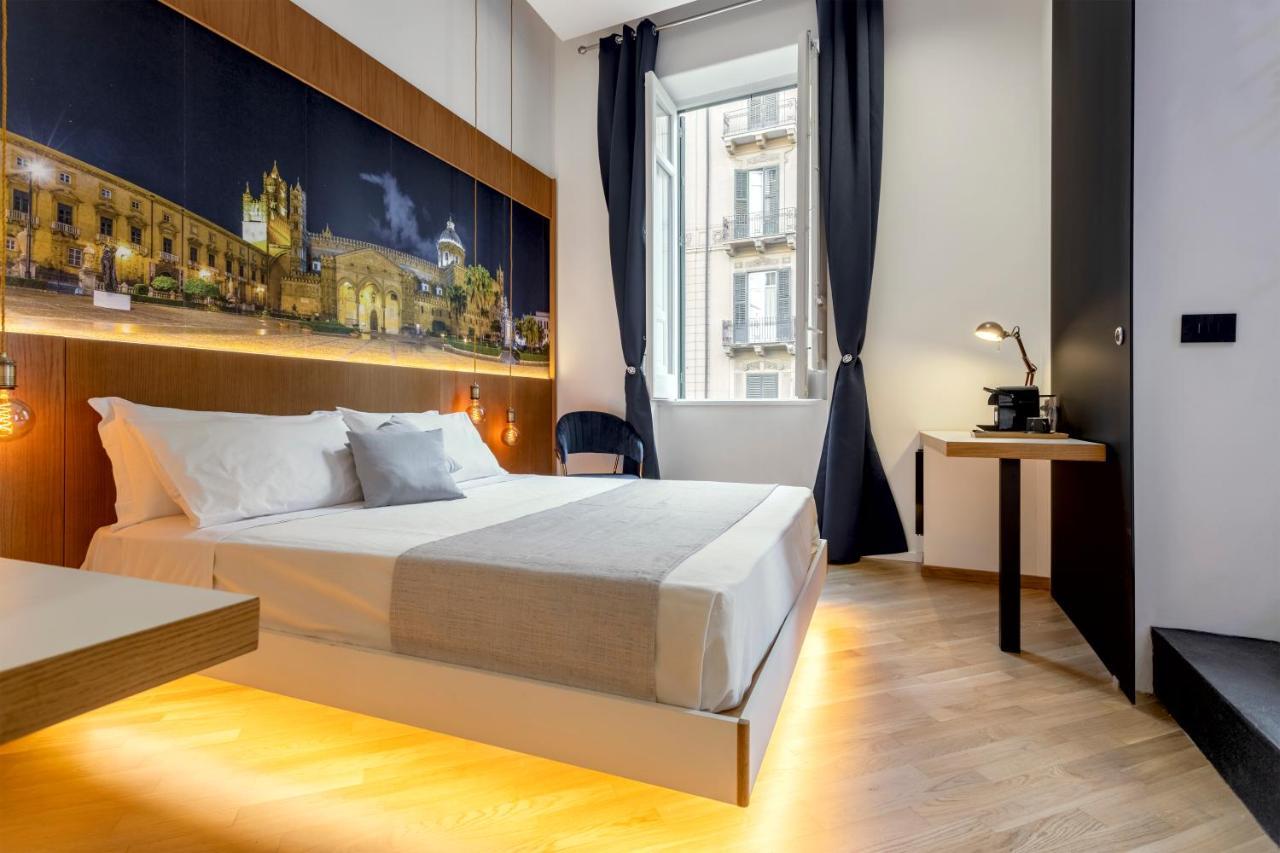 Habitación con cama grande y bañera de hidromasaje