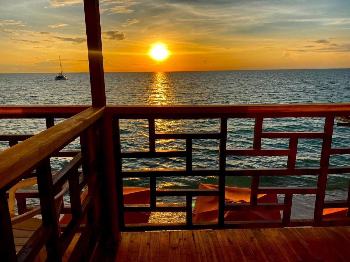 Deluxe tweepersoonskamer met balkon en uitzicht op zee