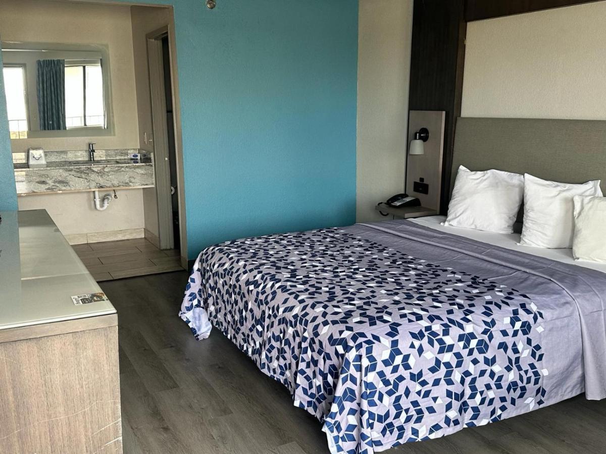 Standard Room with One King Bed - Non-Smoking,1586838090:JPEG