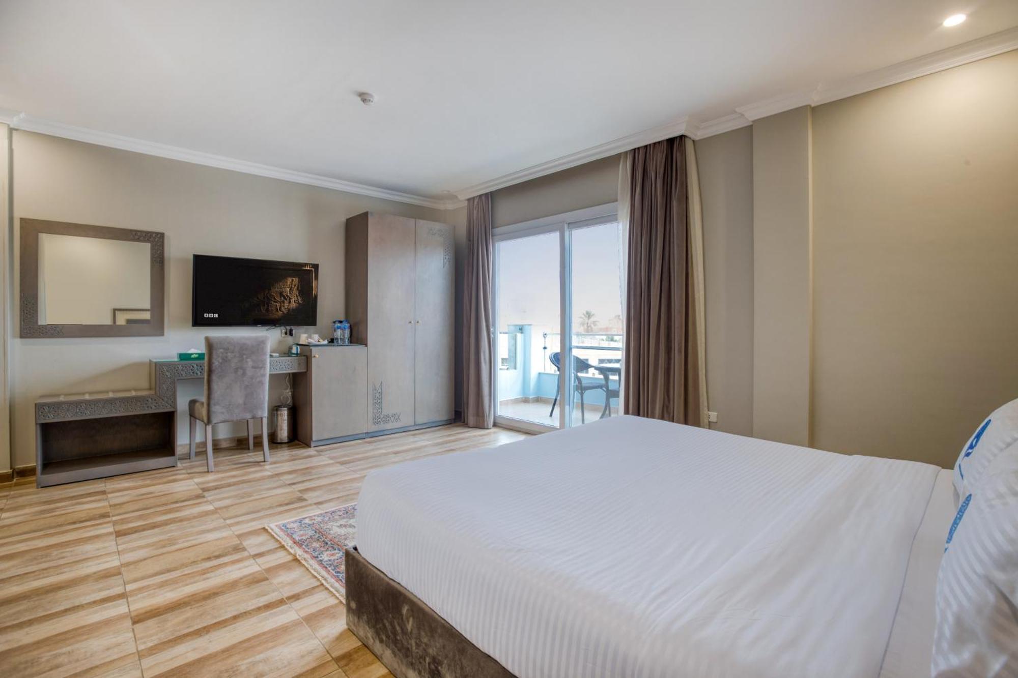 Standard Suite mit Panoramablick auf die Pyramiden und Balkon