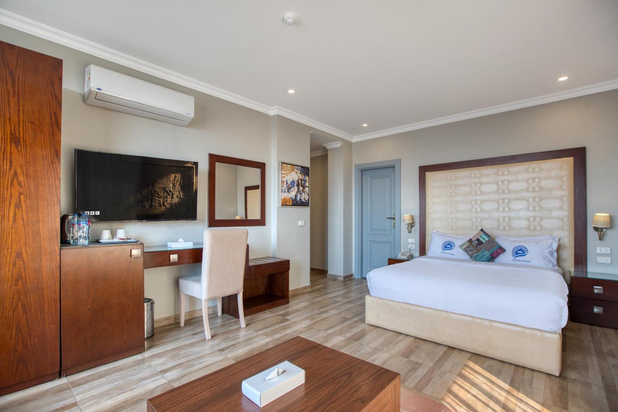 Luxuriöse Suite mit Panoramablick auf die Pyramiden und Balkon