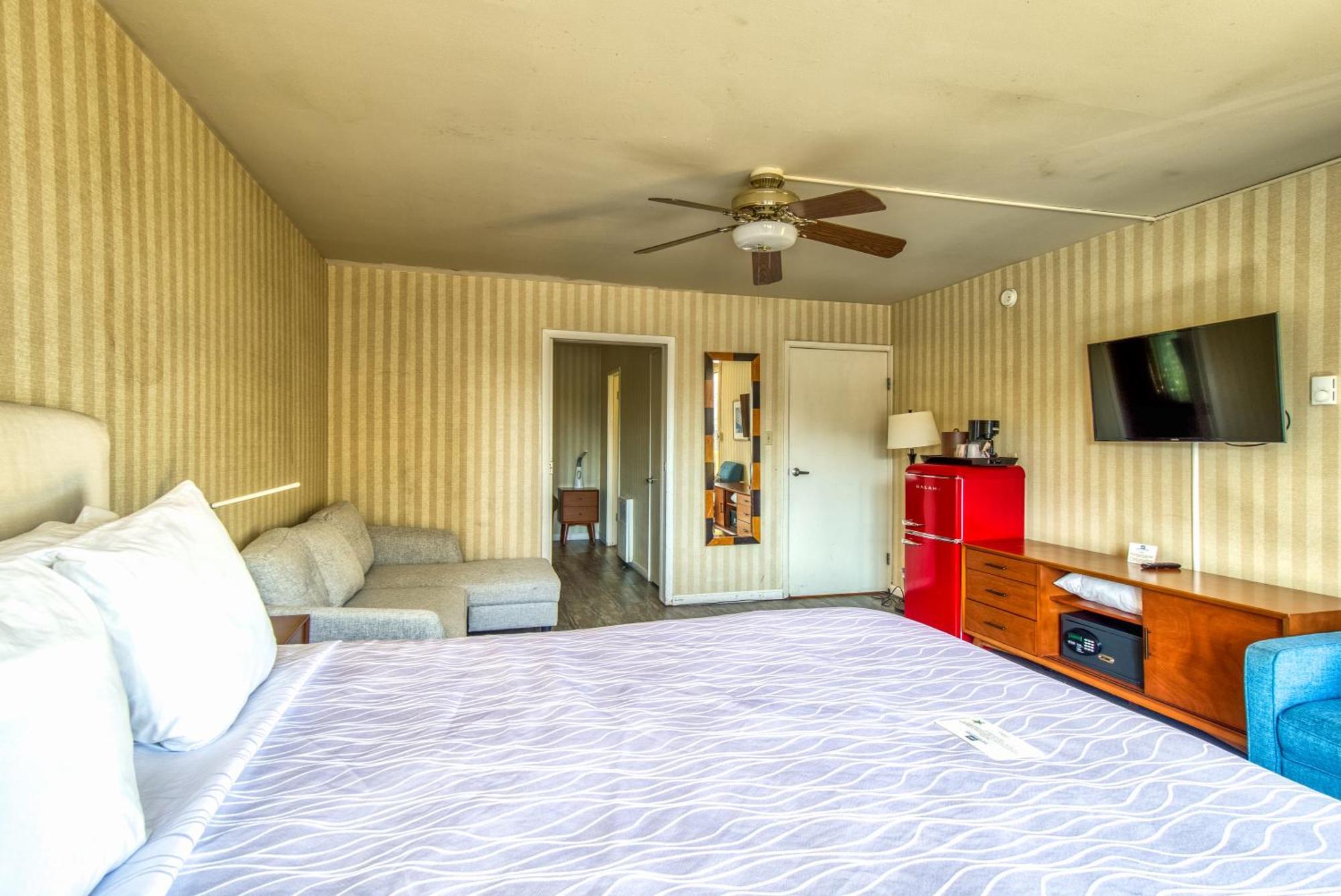 Junior Suite with Balcony and Partial Bay View,1541328490:JPEG