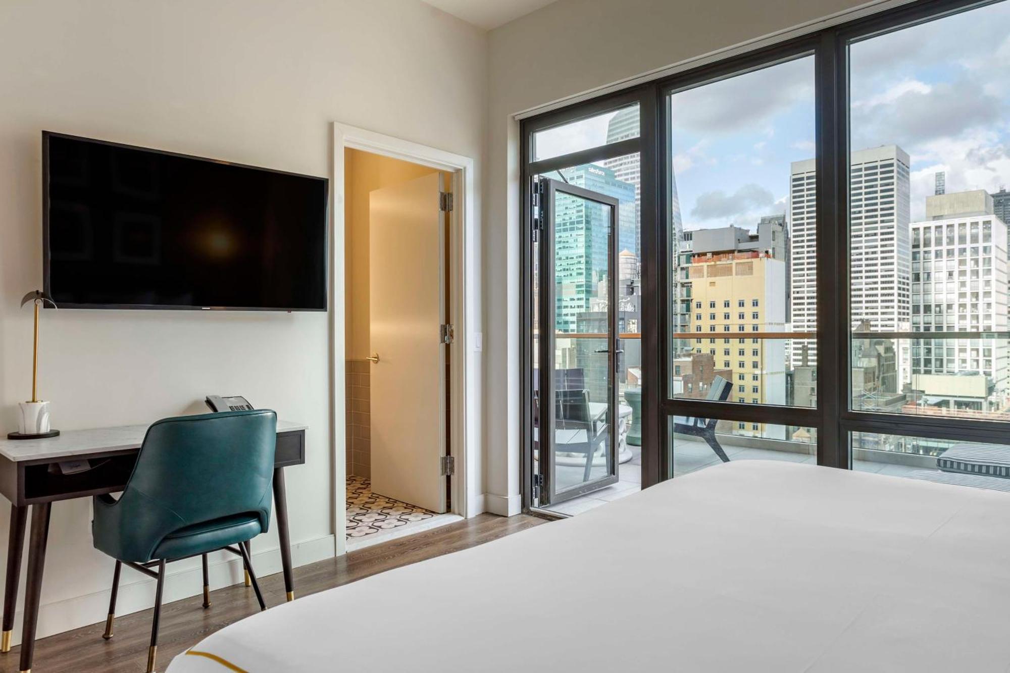 Kamer met Kingsize Bed en een Balkon en Uitzicht op de Stad