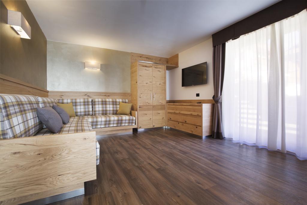 Suite with Balcony,154485176:JPEG