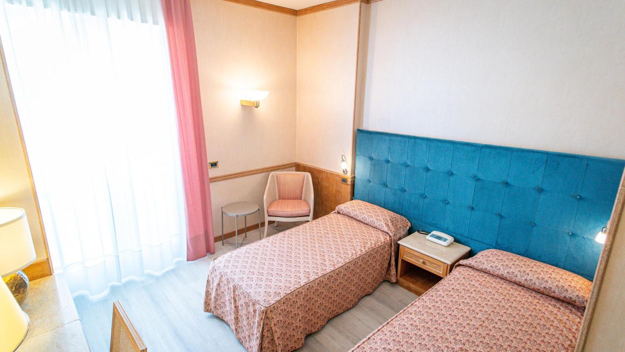 Tweepersoonskamer met 2 Aparte Bedden