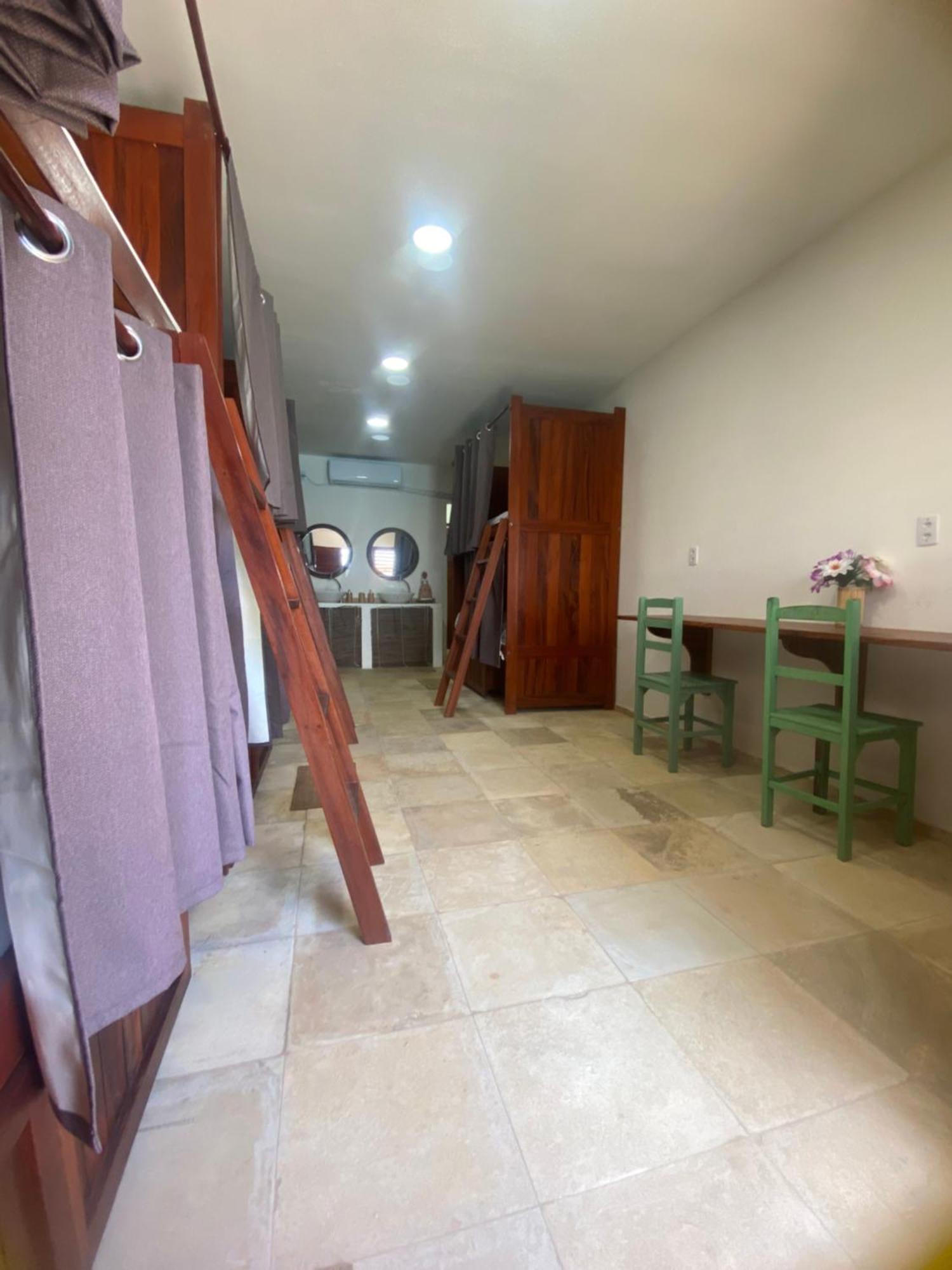 Cama em Dormitório Misto com 8 Camas