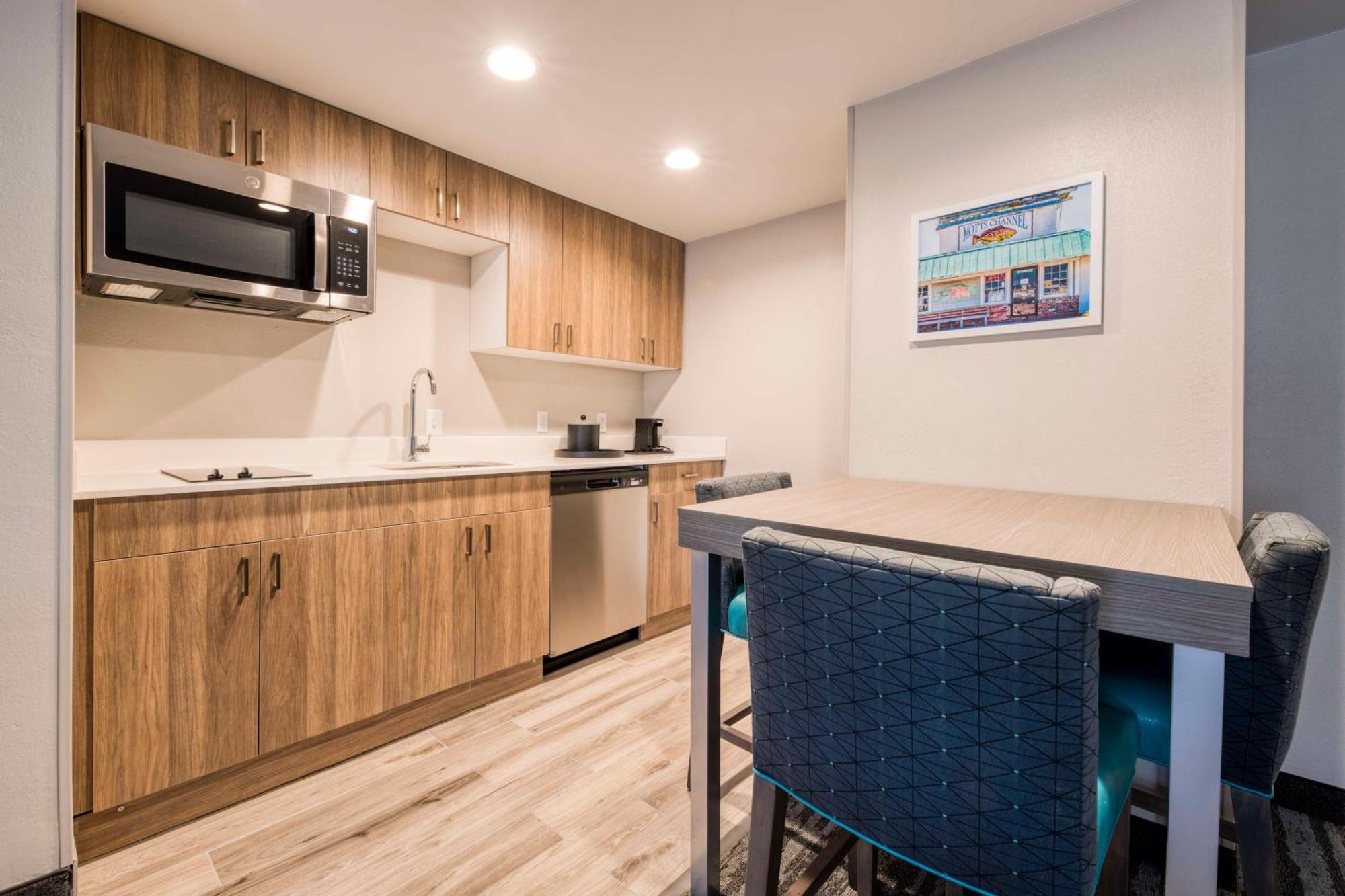 One-Bedroom King Suite with Fireplace - Non-Smoking,1546944931:JPEG