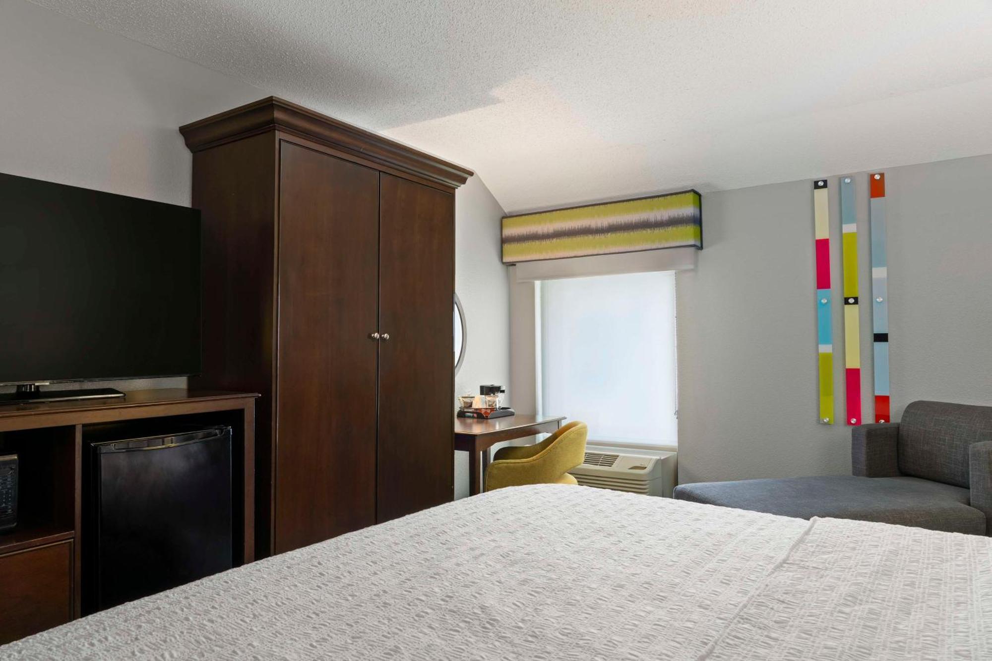 King Room with King Bed - Non-Smoking