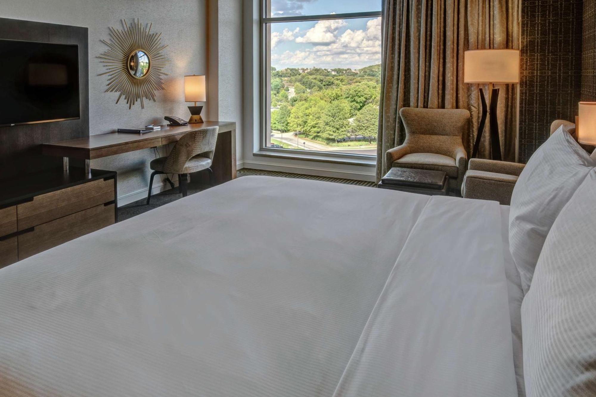 King Room with Mobility Accessible Tub,1552306747:JPEG