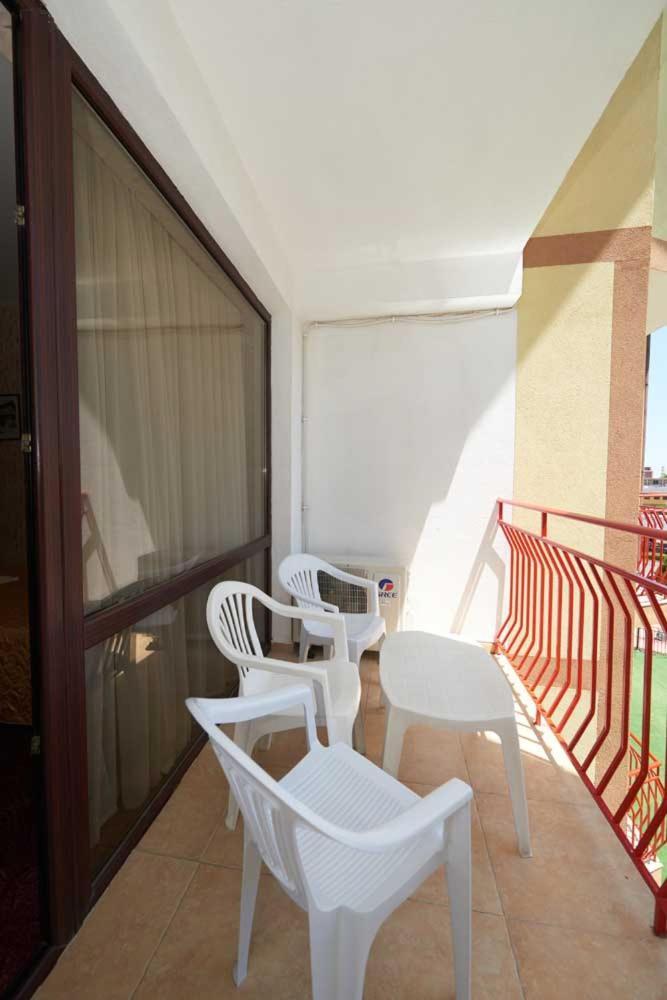 Family Room ( 2 Adults + 1 child)