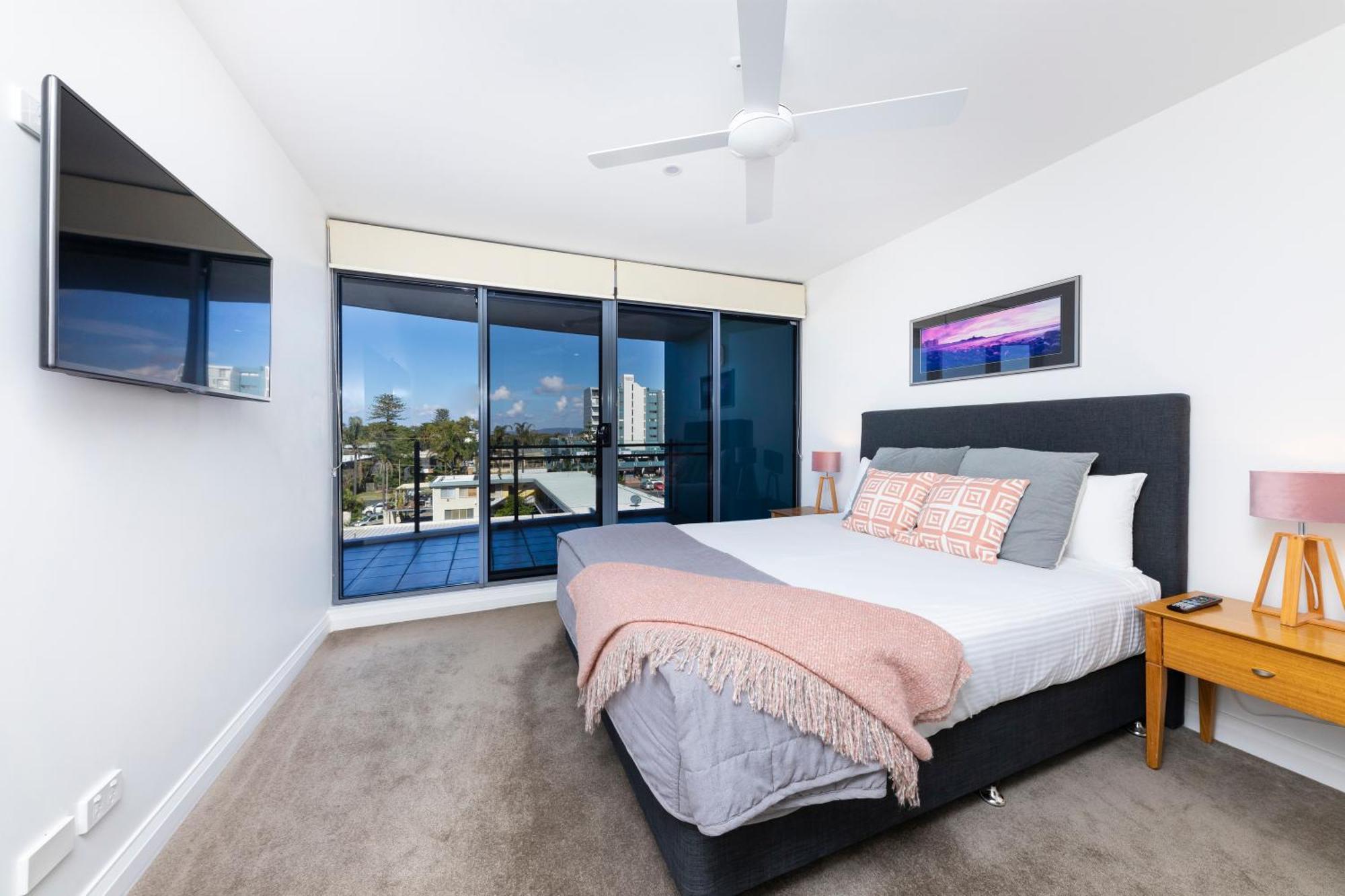 One-Bedroom Apartment Town View