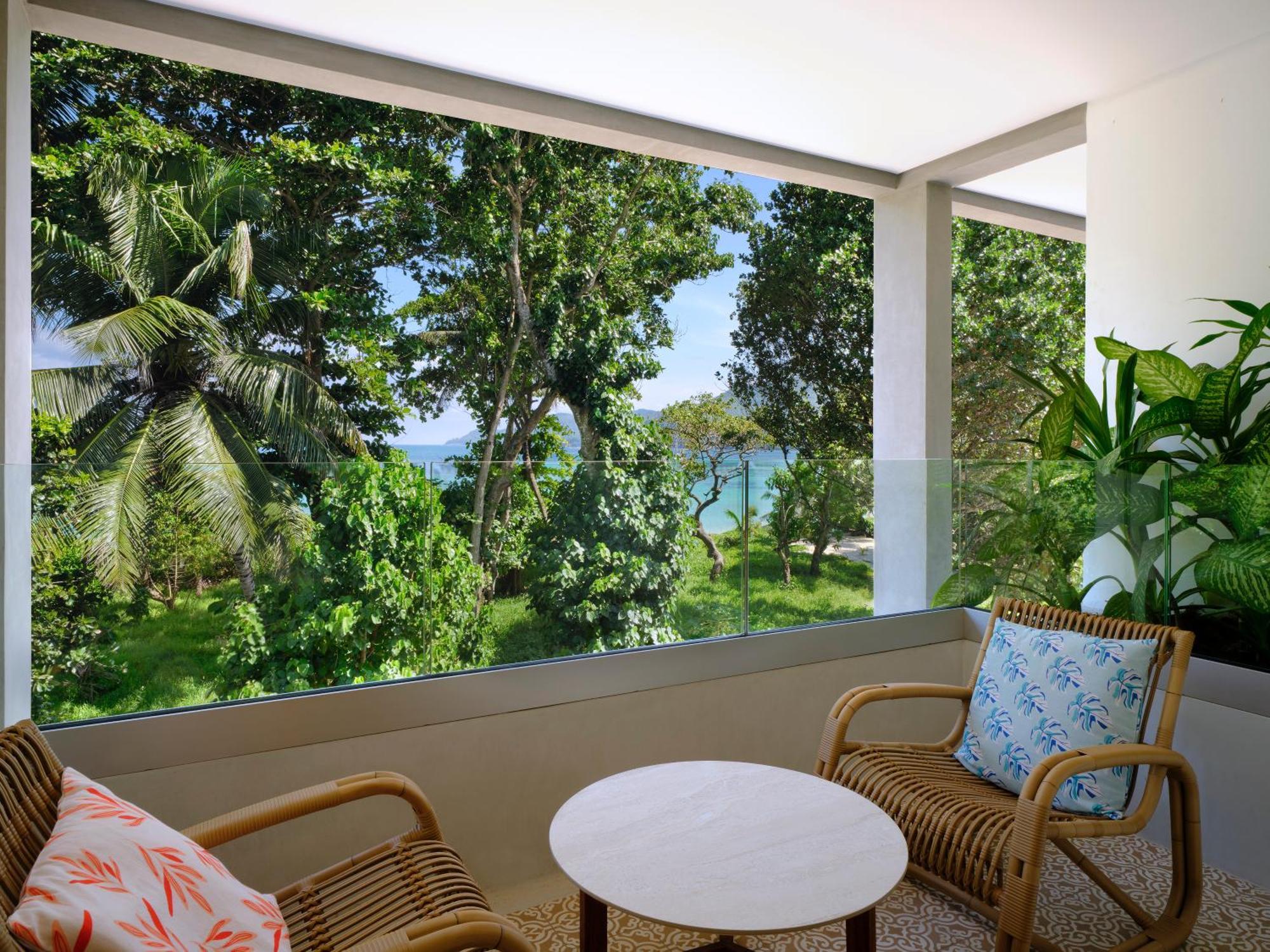 Hébergement Deluxe 1 Lit King-Size avec Balcon - Vue Partielle sur Mer